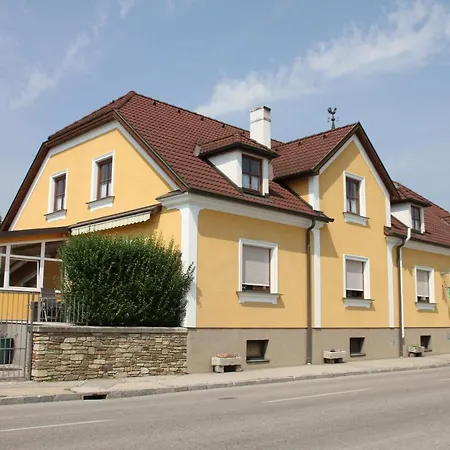 Bed & Breakfast Gaestehaus Fischer Rohrendorf